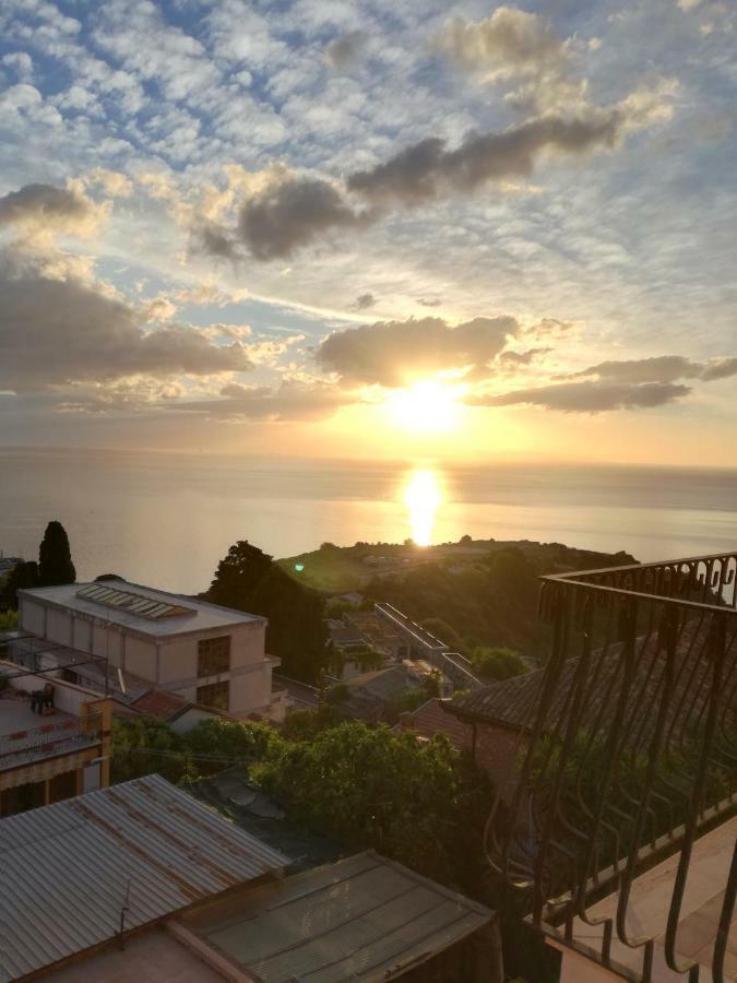 Iriss Acomodação com café da manhã Taormina Exterior foto